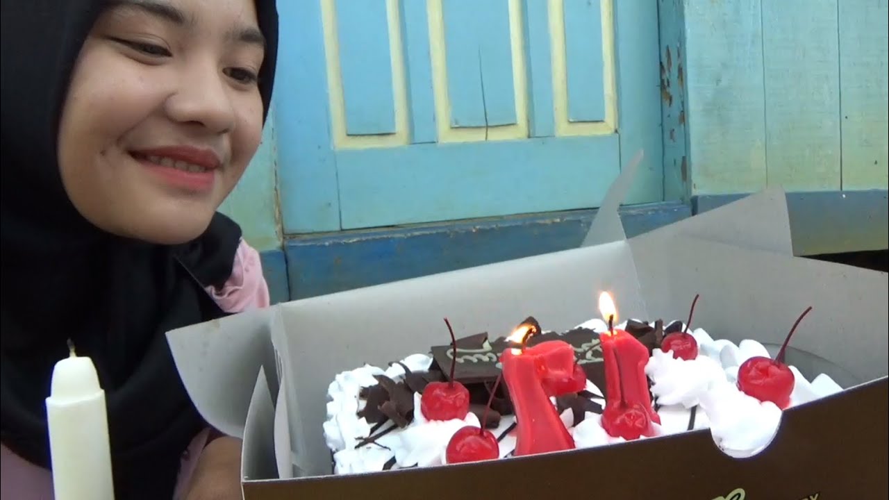 Sedih campur bahagia,,Neng Shinta baru pertama kali seumur hidup bisa tiup lilin