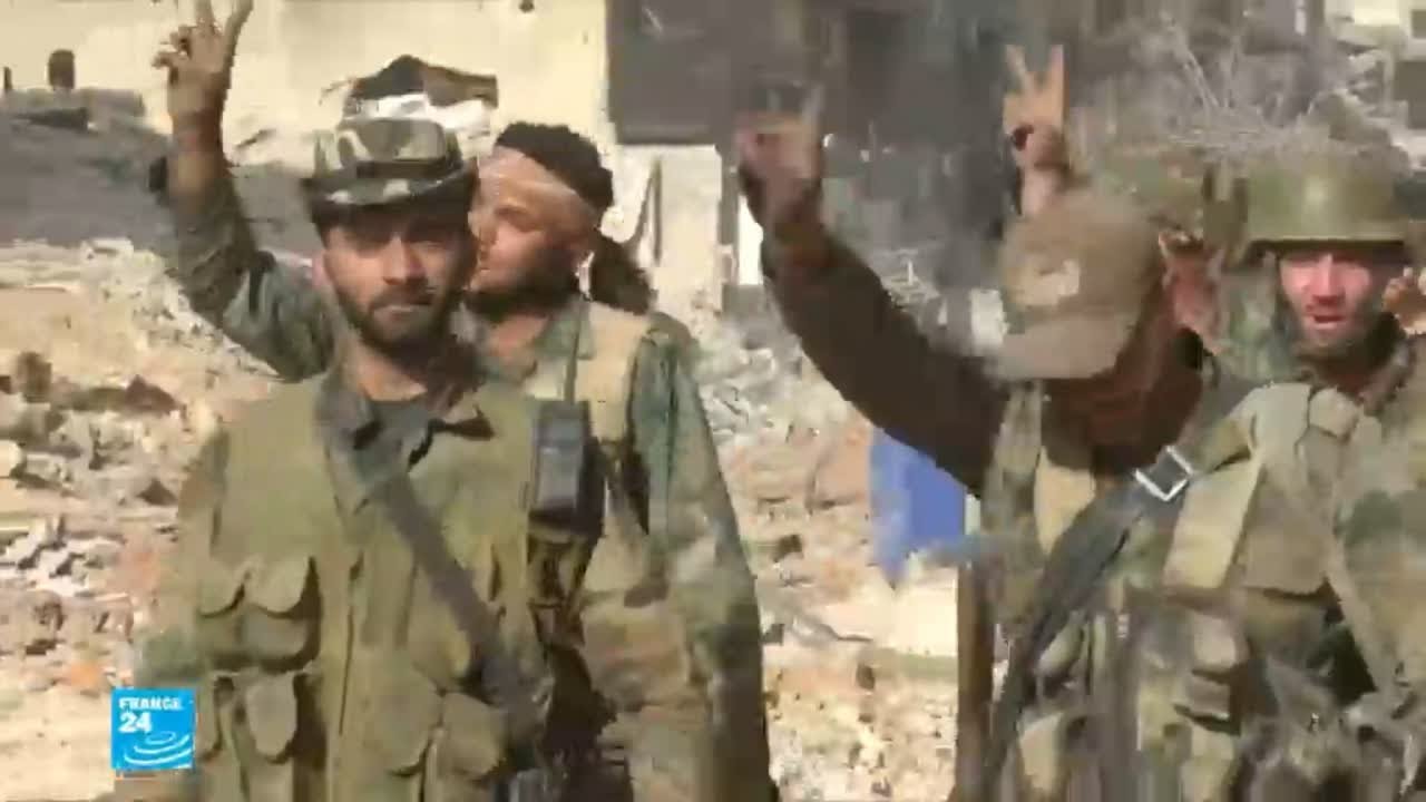 في مخيم اليرموك في دمشق دمار يطغى على الشوارع وجنود يحتفلون بالنصر