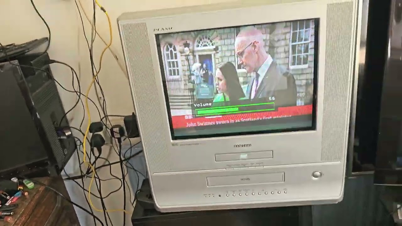 Old Samsung 17” Inch CRT Television TV VCR Video Player DVD Combo UW-17J11VD testing VHS tape of TV