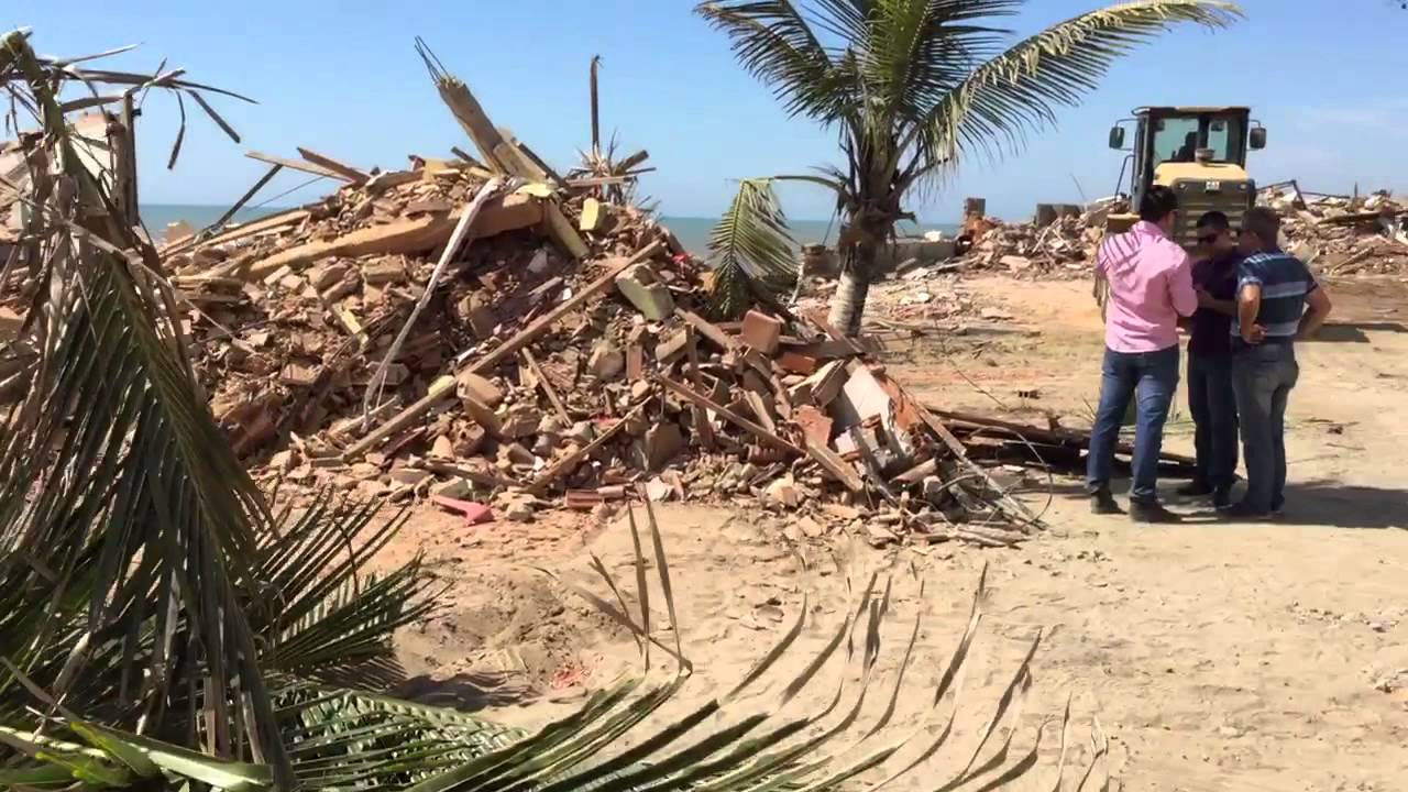 Prefeitura de Marataízes derruba 31 casas na Praia da Areia Preta