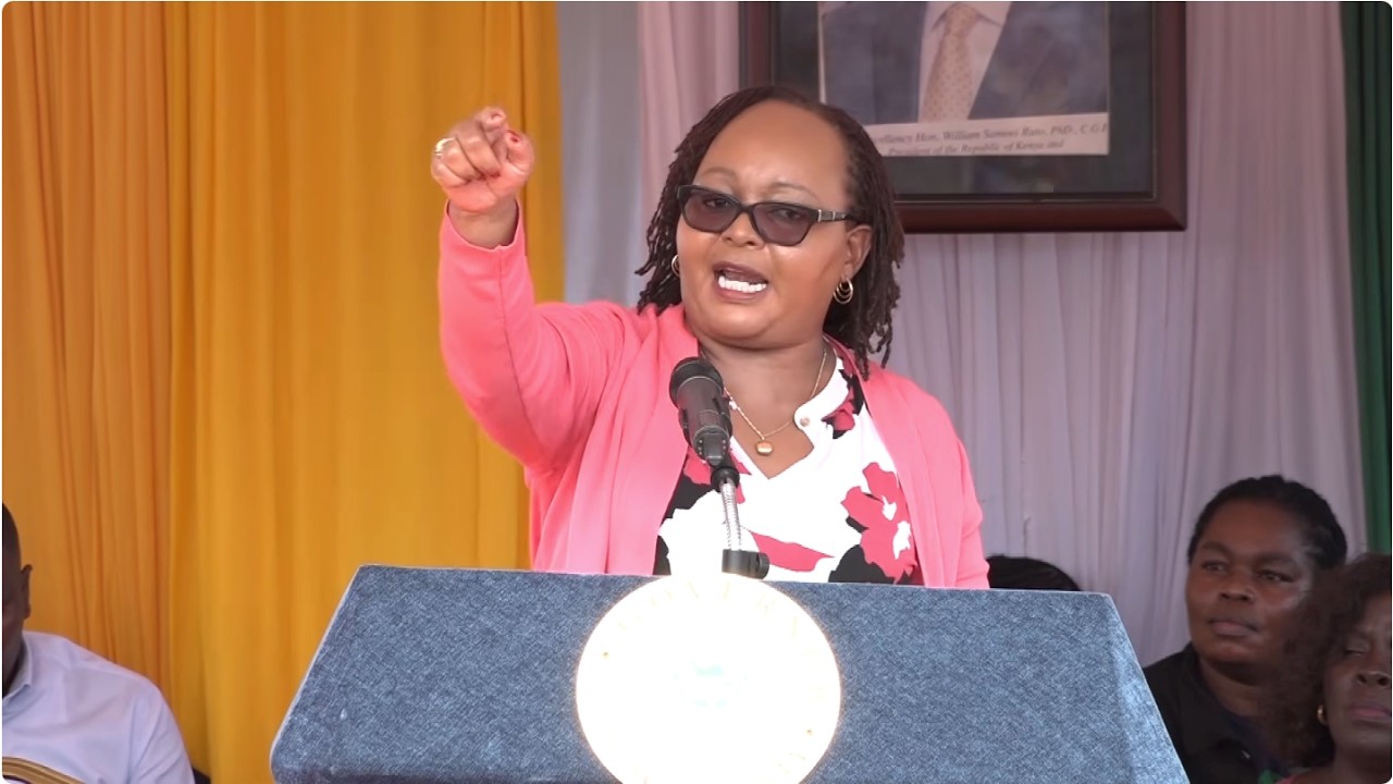 THIS WOMAN! Waiguru SCOLDS Gachagua and FIRES UP The Crowd - 'Fungueni Macho, Hatuendi Opposition!'