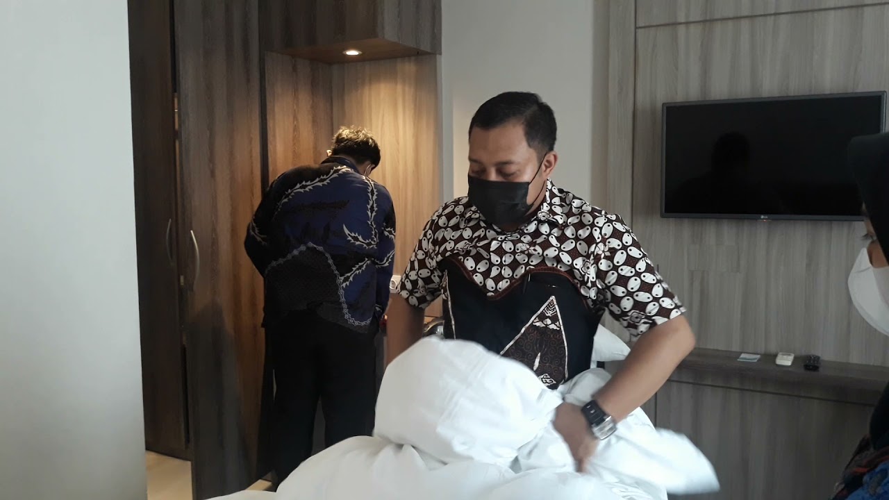 Tutorial Pemasangan Inner Duvet oleh Bapak Executive Housekepper