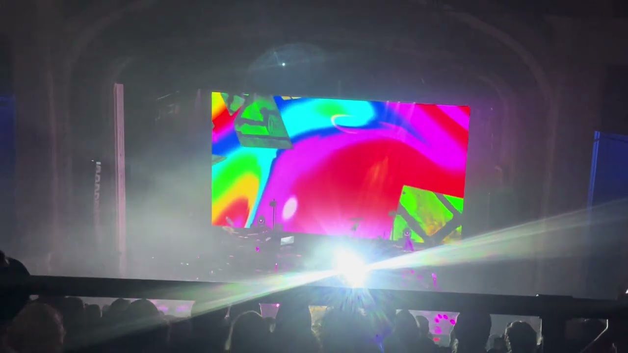 Brit Floyd - Comfortably Numb (watch til the end!!)