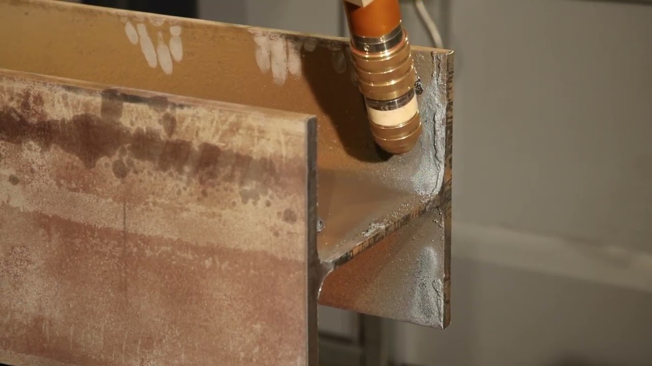 Robot de decupat 3D pentru profile laminate - Muller Opladen