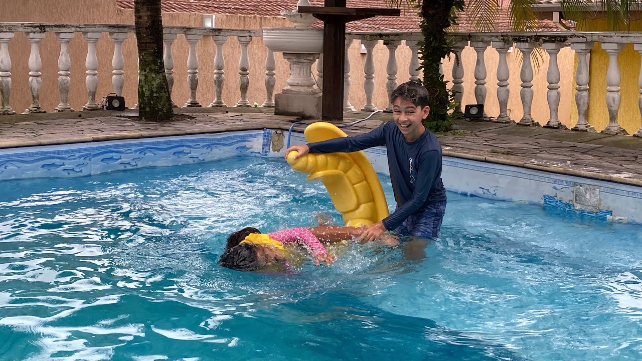Diversão na piscina (Pindamonhagaba)