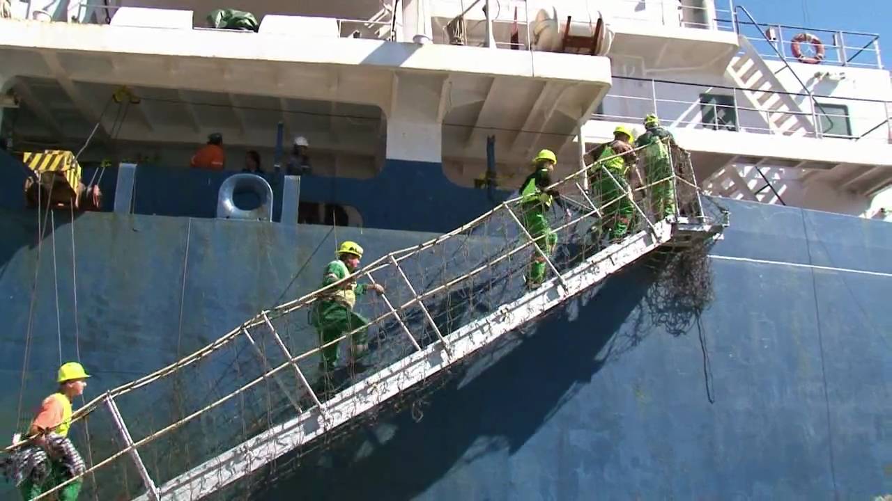 De - lashing Containers
