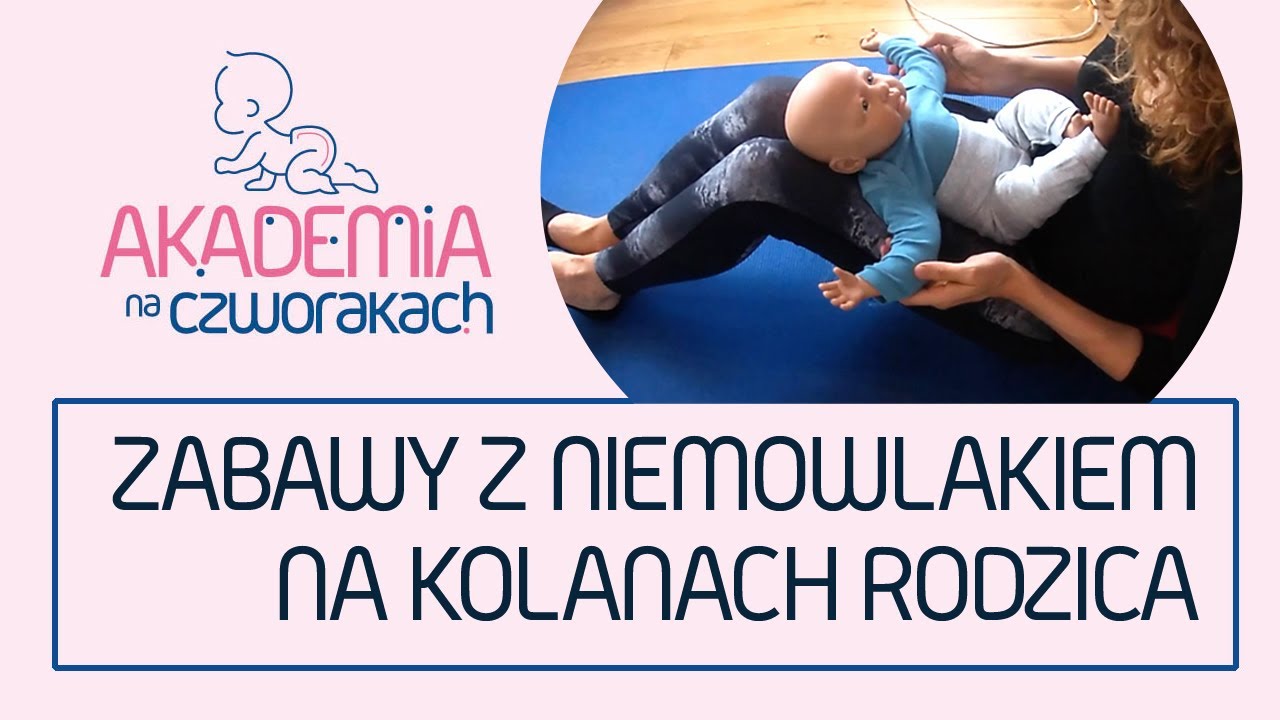 Zabawy z niemowlakiem na kolanach rodzica.