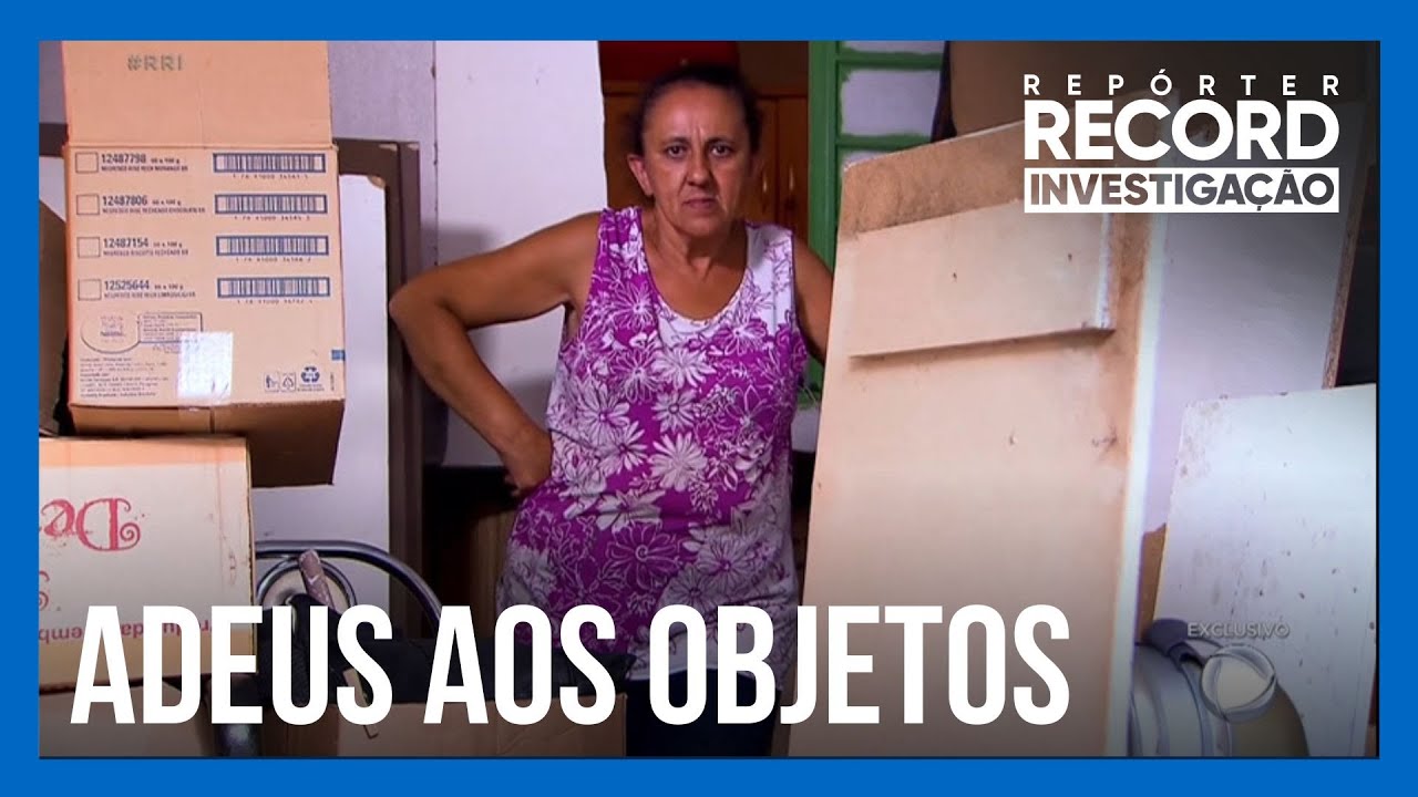 Maria se despede dos objetos acumulados e aceita que limpem sua casa