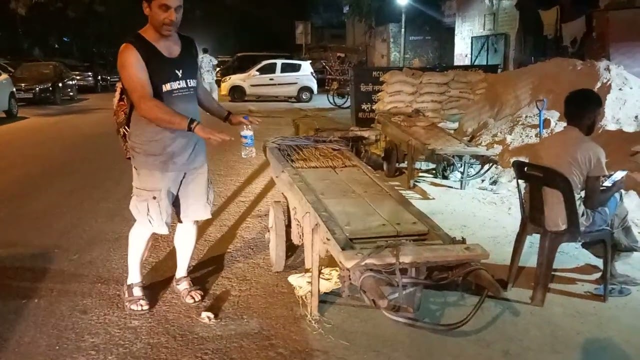 დაბალი კასტის ინდური ქუჩის რესტორანი .