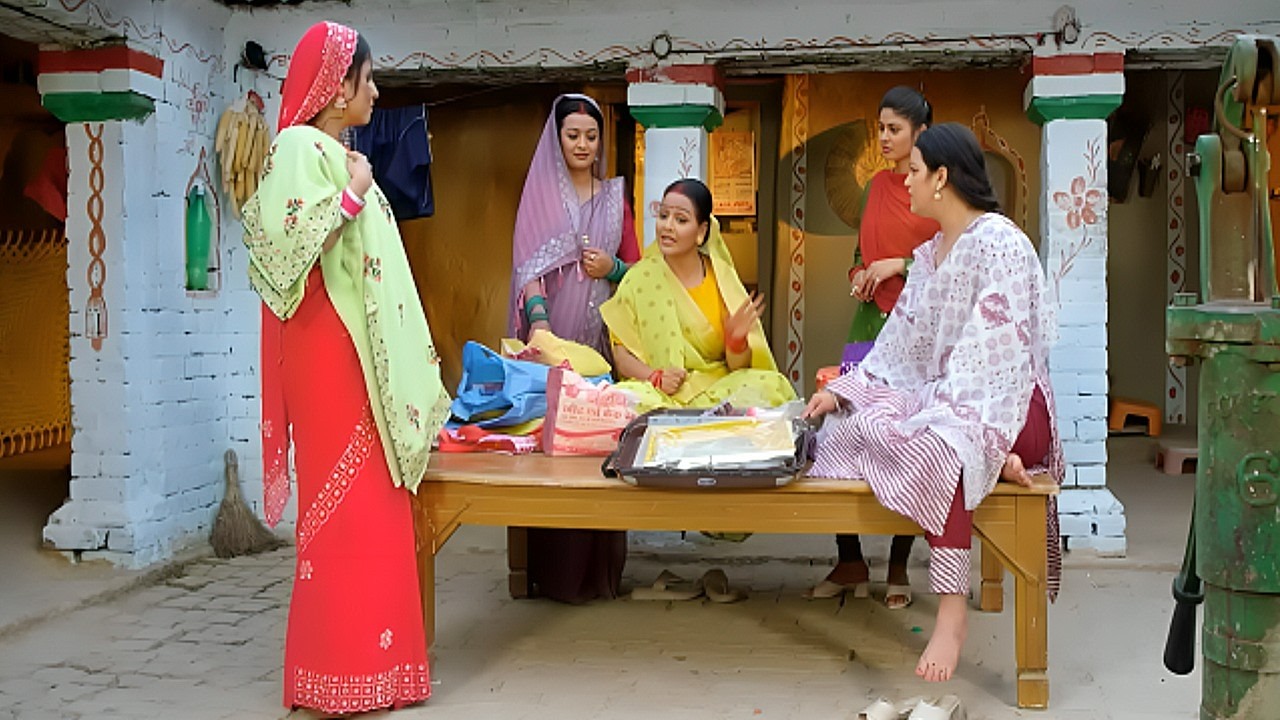 तीज पर पहने के लिए तेरे माँ बाप ने तुम्हे ये भिखारी वाली साड़ी भेजी है पहला तीज था कुछ तो ढंग का देते