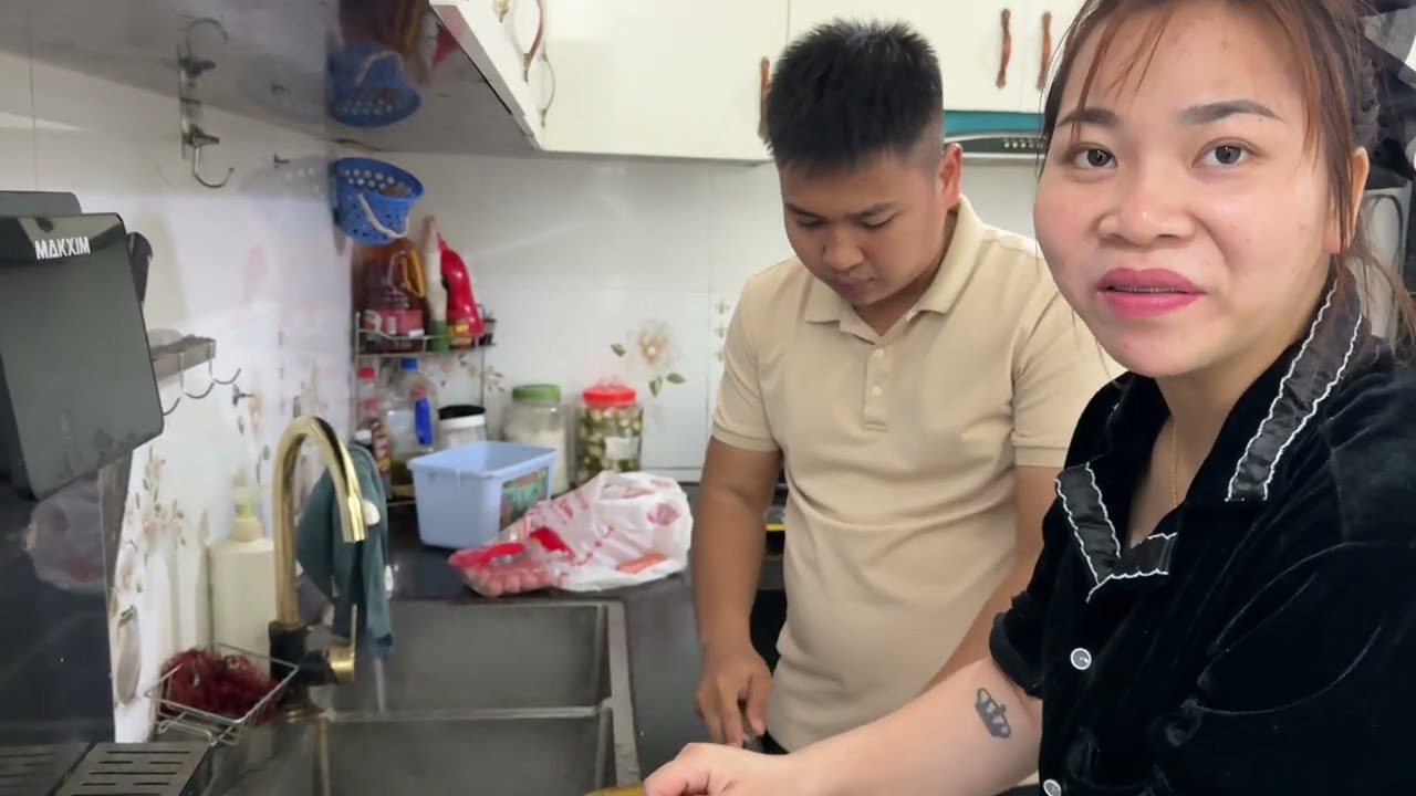 Anh Còi Vừa Chạy Xe Về Lên Nấu Ăn Cho Chị Sen