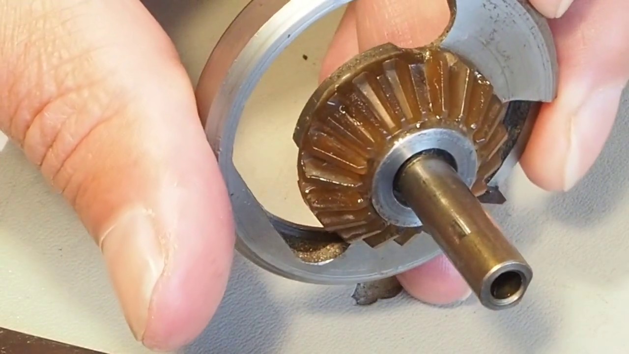 Broken Hook Gear Repair - Singer 700 Series - Part 1 - Removing and Assessing