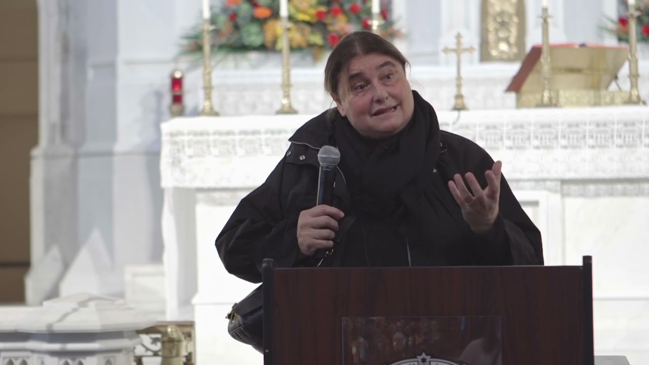 Антония Сальцано, мать блаженного Карло Акутиса, выступает в церкви Святого Доминика в Брике