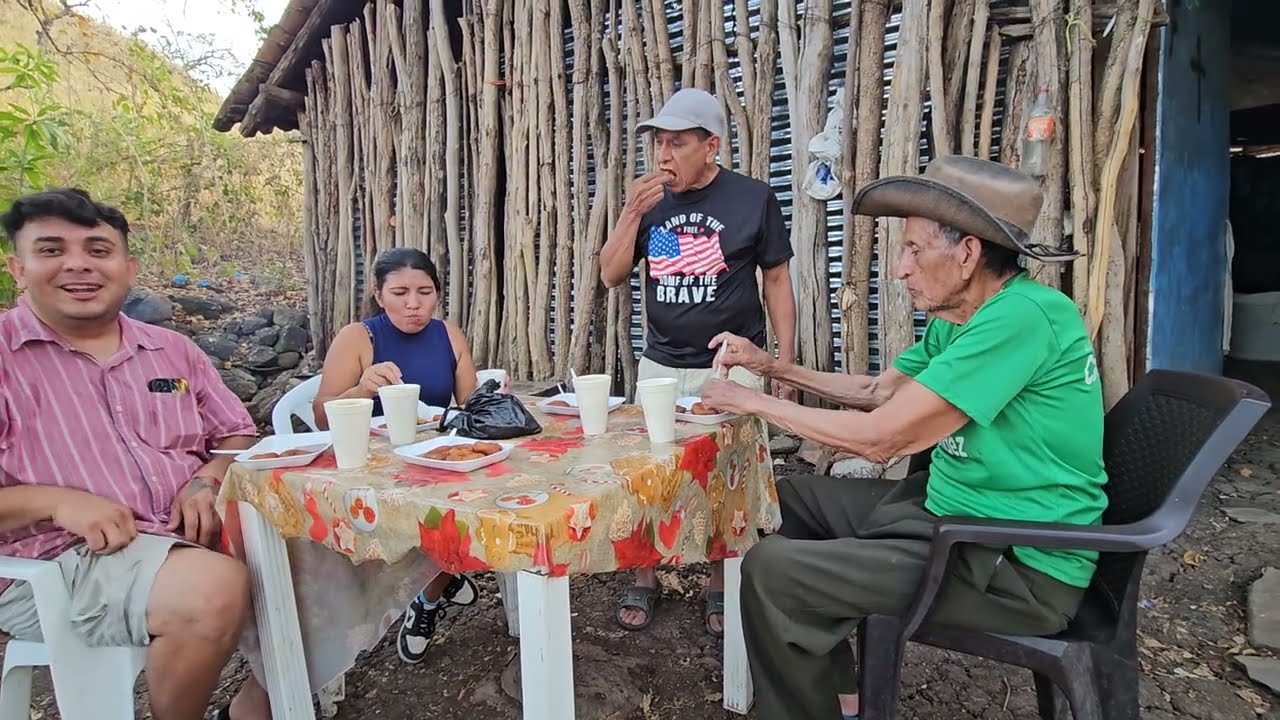 disfrutando en familia unos ricos NUEGADOS DE YUCA | Nuegados salvadoreños