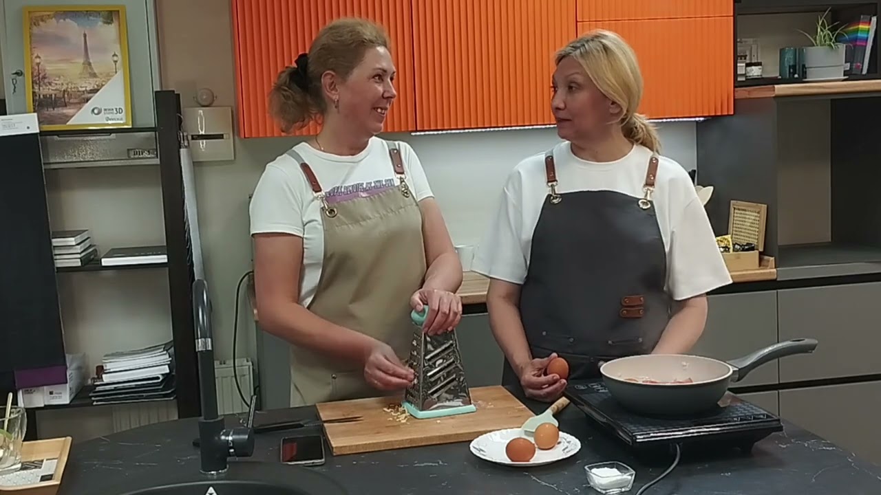Вкусная яичница с помидорами на завтрак