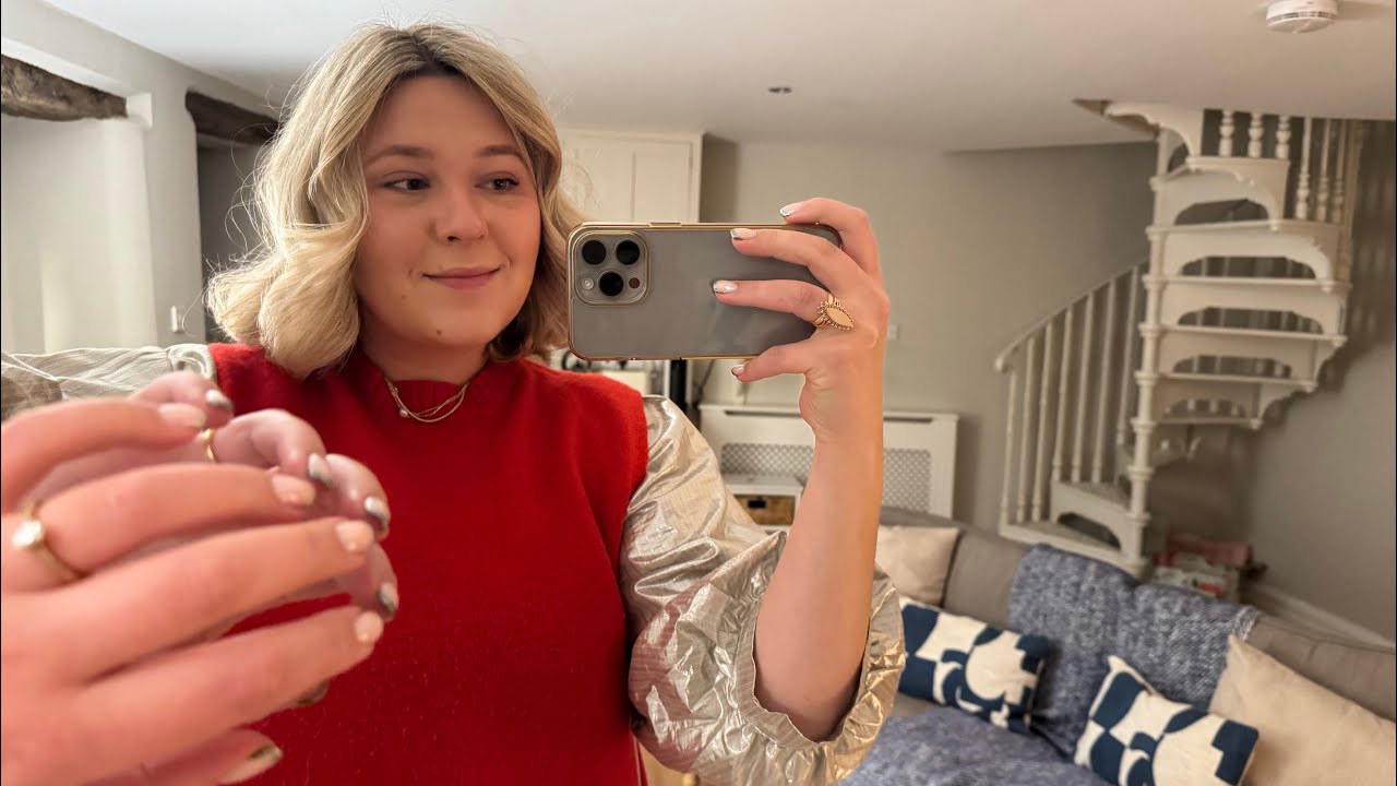 ASMR English Countryside Cottage Tour 🏡 Whispering, Lens Tapping, Scratching