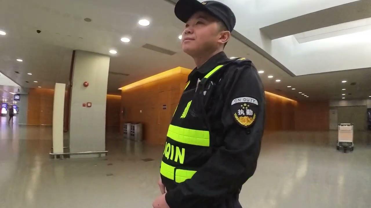 Пешком можно пройти к терминалу прибытия международного аэропорта Шанхай Пудун. Доступны метро, ​...