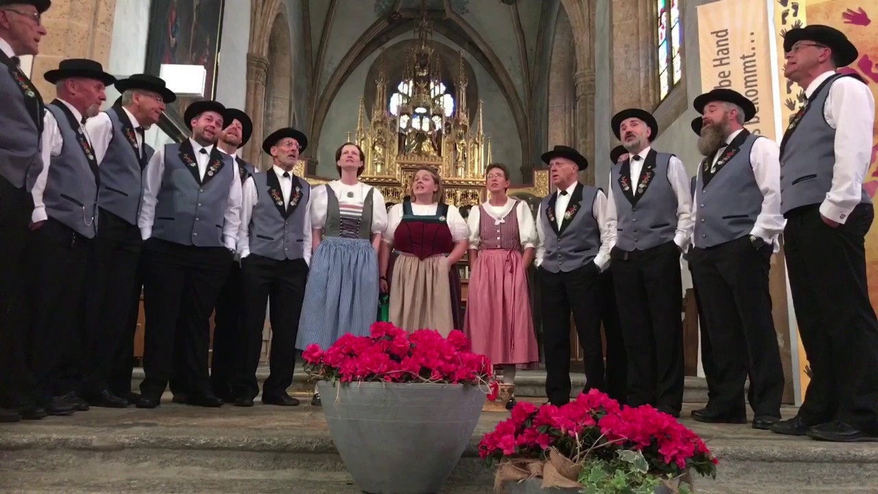 Eidgenössisches Jodlerfest in Brig-Glis: Auftritt Jodlerklub Bärgblueme aus Steinhausen.