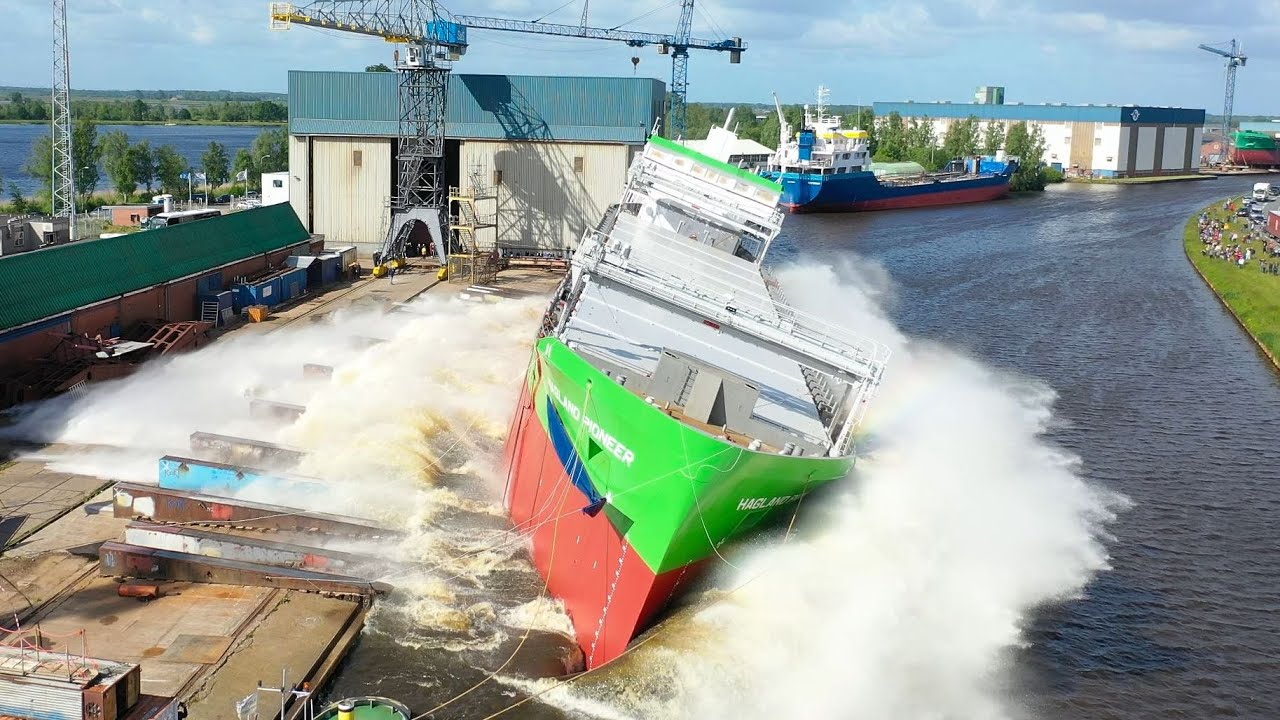 Tewaterlating van de HAGLAND PIONEER bij SAS - Royal Bodewes