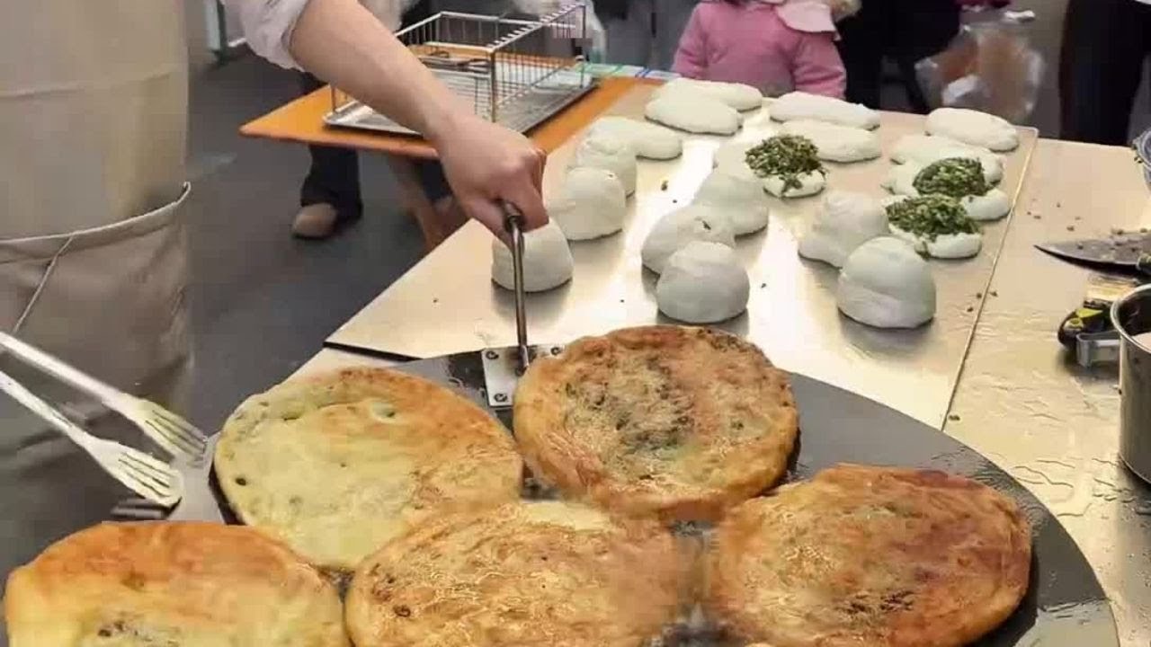 Live broadcast: 煎饼Chinese beauties make scallion pancakes on the street, and they are very中国美食探秘