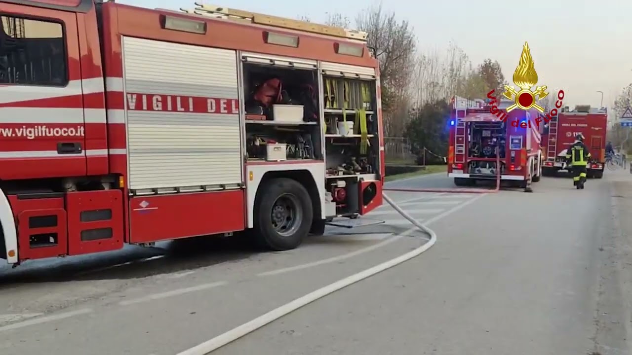 Boato, scoppia il contatore del gas: fiamme alte domate dai vigili del fuoco