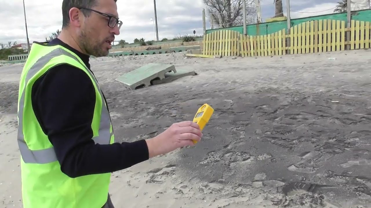 Spiaggia Metaponto, lato destro, aprile 2025. Test e misurazioni sulla sabbia nera