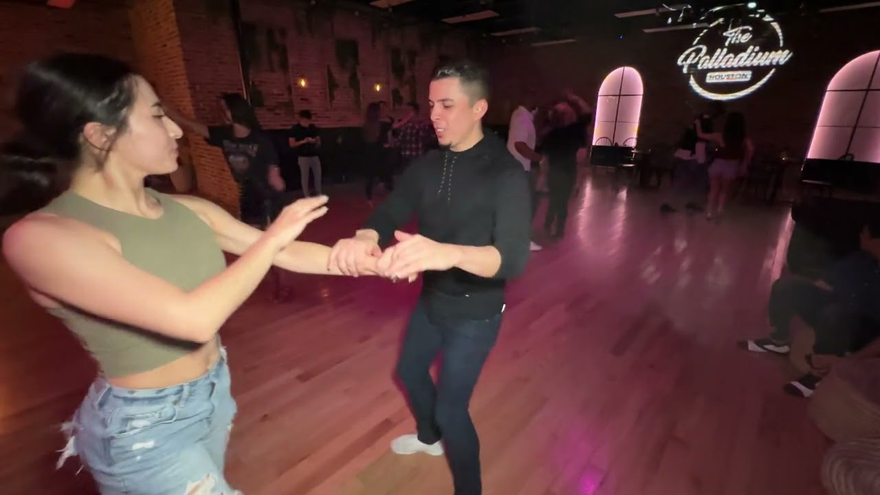 Claudia and Oscar - Salrica Social - Un Montón de Estrellas (Salsa)