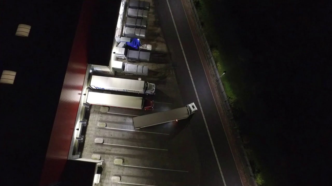 Cofanie pod rampe ciężarówką, oś skrętna, widok z drona