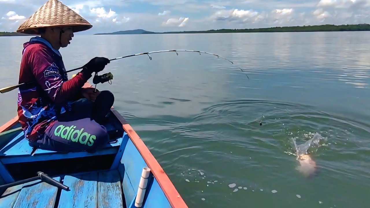Gak nyangka.. Coba mancing di air dalam hasilnya ikan besar langsung menyambar