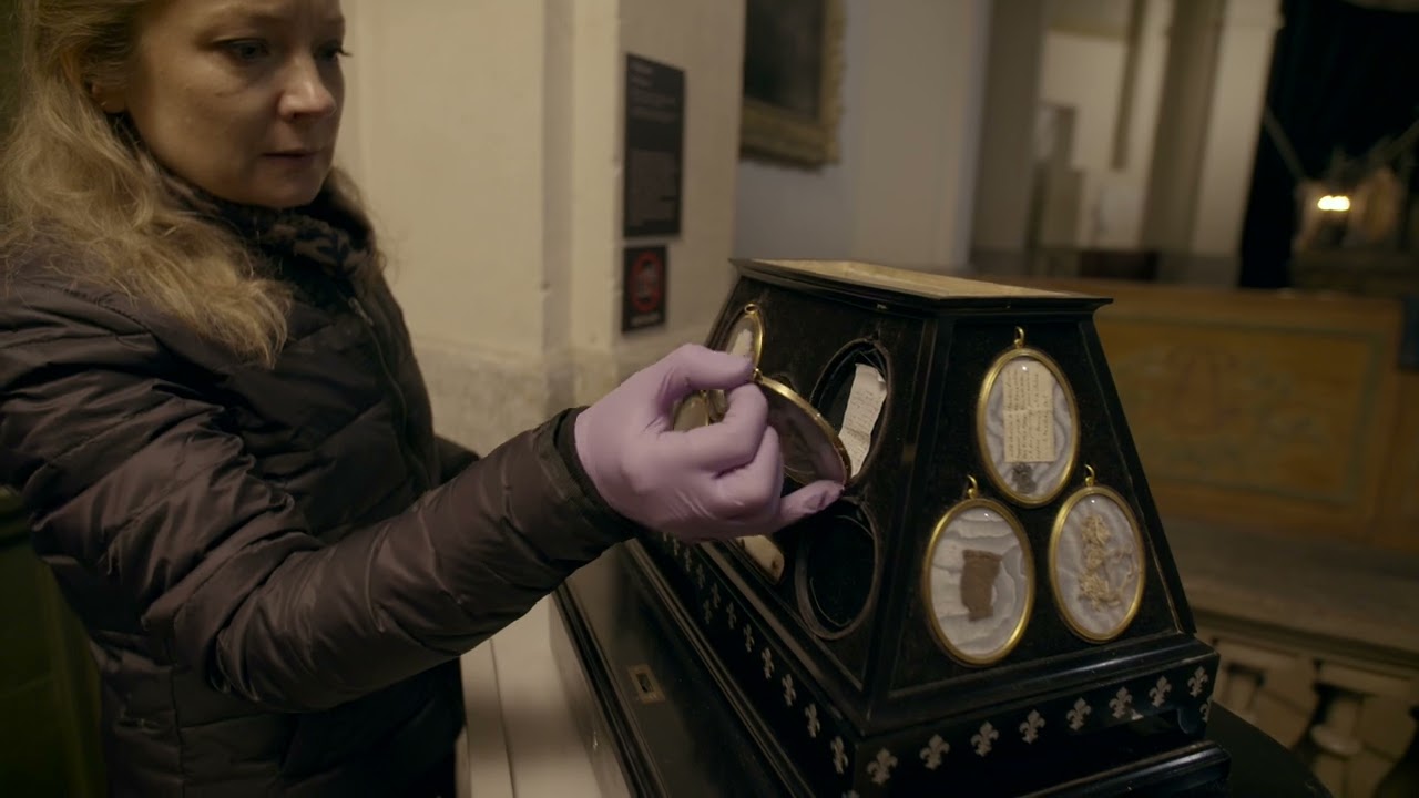 Ouverture du reliquaire intitulé 