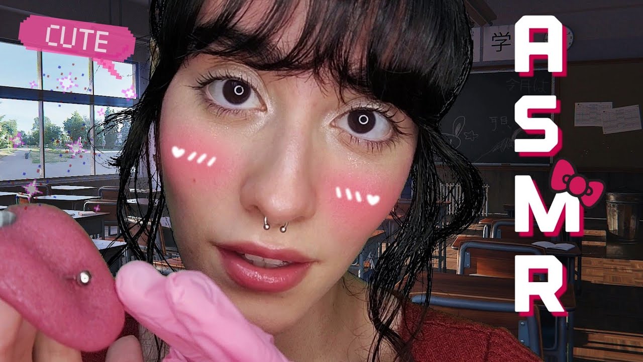 ASMR ROLEPLAY A MENINA QUE SENTA ATRÁS DE VOCÊ TE COLOCA PIERCING NA AULA 👅
