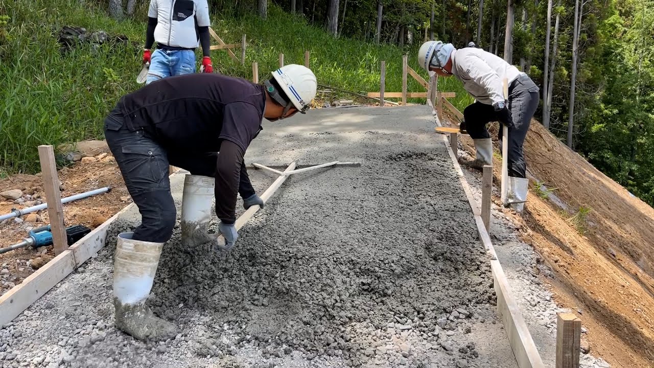 砕石→型枠→コンクリート打設までわずか４時間で仕上げる無駄のない洗練された３人の職人たち【里道コンクリート舗装】