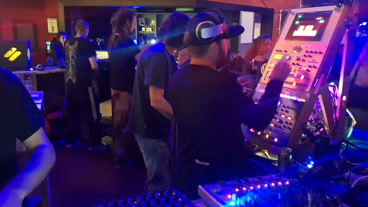 Epic liveset session in the lobby of Zinloos Geluid at club Haven
