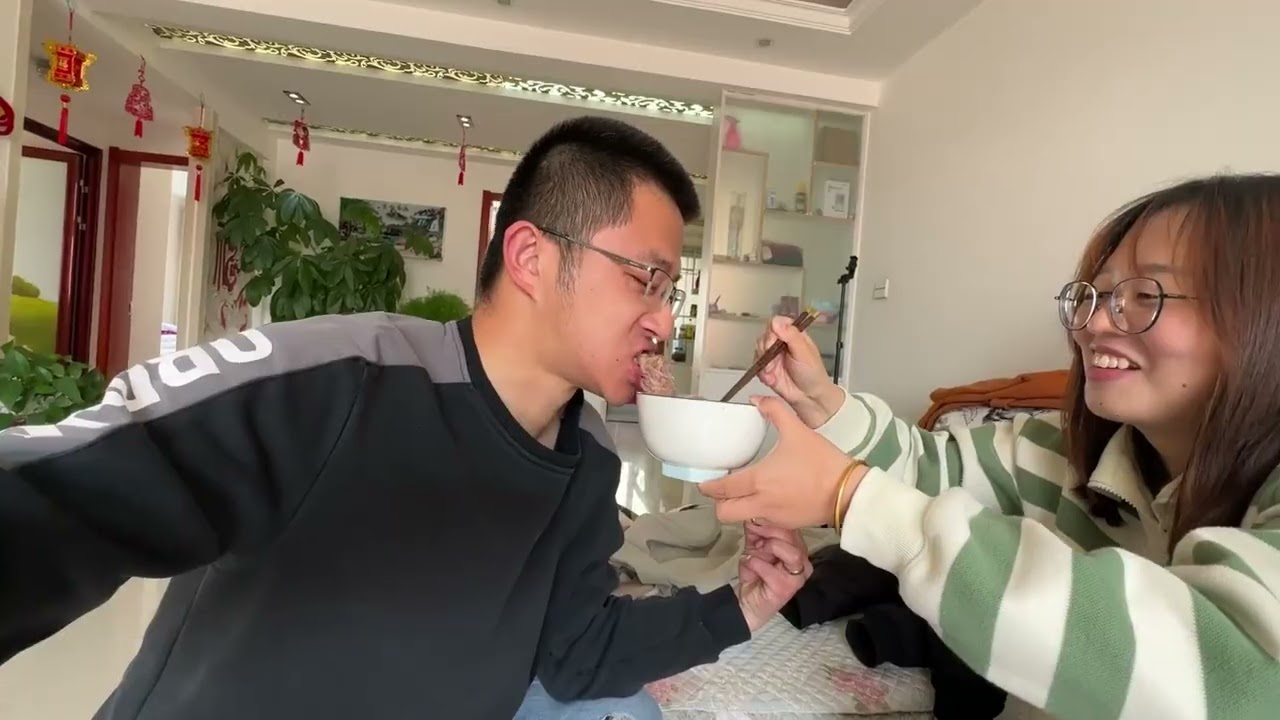 苦等一周15000终于到账，小伙拉着媳妇直奔商场，买起衣服来都不带眨眼的#小熊手持面条机 #小熊电器