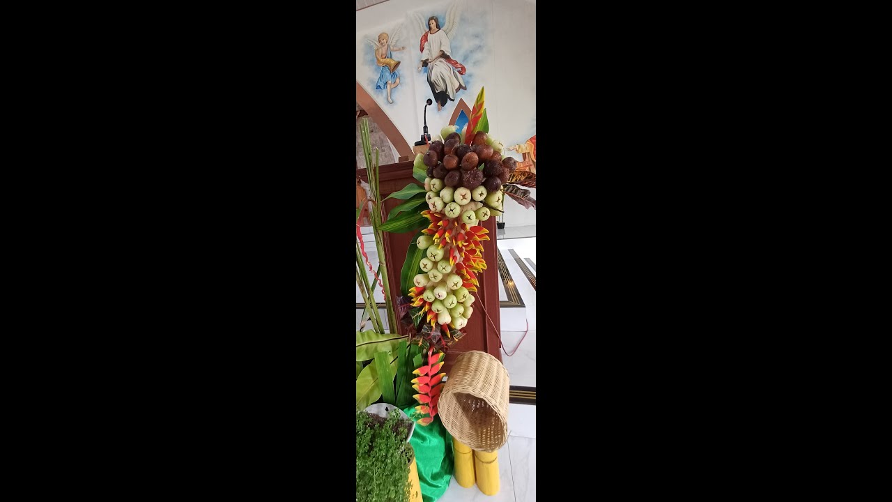 Merangkai buah segar untuk Mimbar