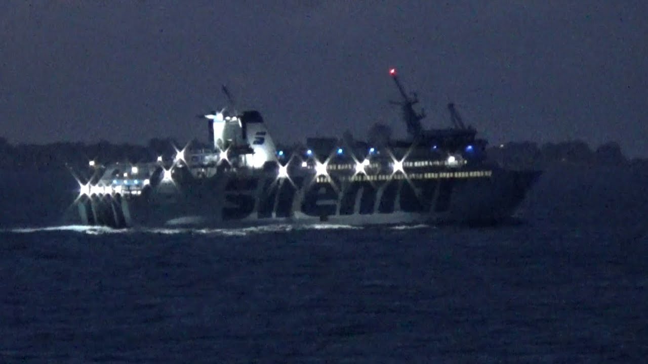 Nave Laurana in navigazione verso Pantelleria all'alba 