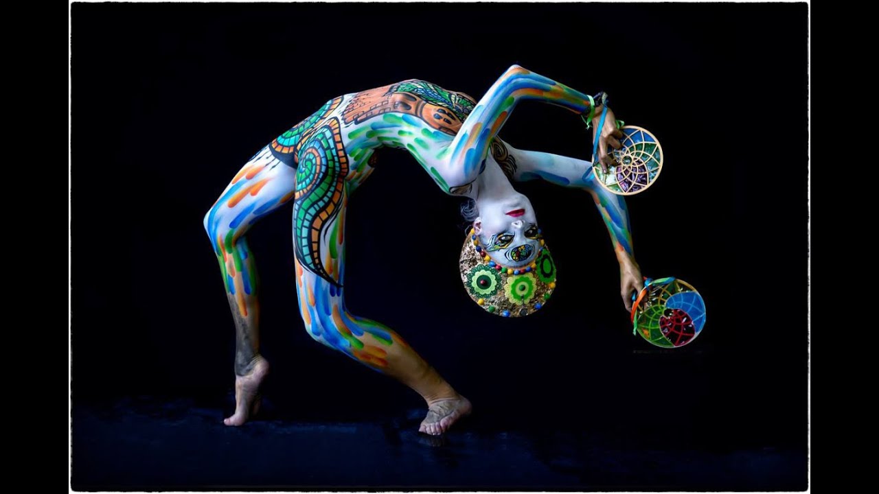 Model Julie Boehm beim World Bodypainting Festival 2018 -Künstlerin  Lorraine Halse Smith Australien