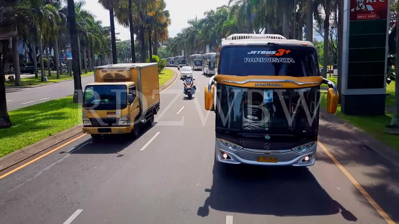 Jackal Holiday Konvoi 20 Bus keliling Kota Bandung dengan bus Baru