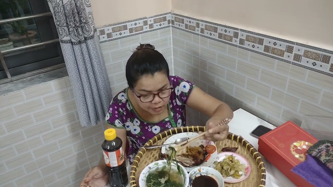Đùi gà chiên ăn cùng với dưa leo muối chua giòn giòn tan em xin mời cả nhà