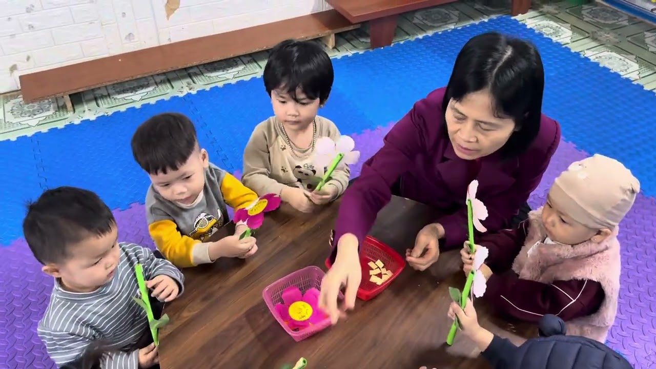 Bé dán hoa tặng mẹ- Lớp nhà trẻ 24 - 36 tháng D1￼