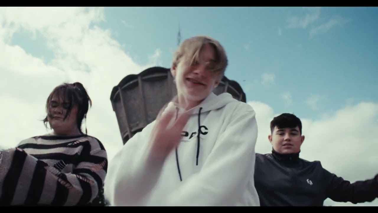 Kabin Crew -  F&Aacute;ILTE GO KNOCKA (Official Music Video)