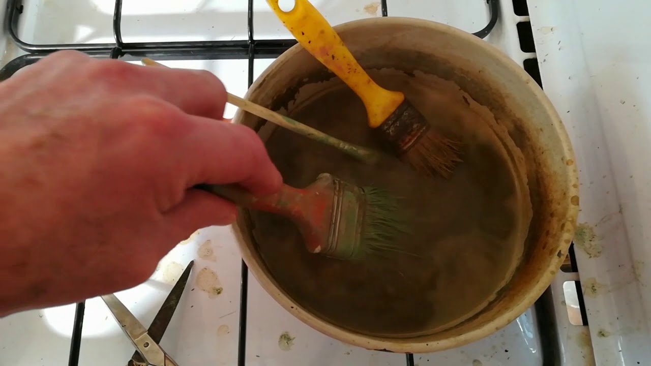 Pulizia pennelli con aceto e sapone.