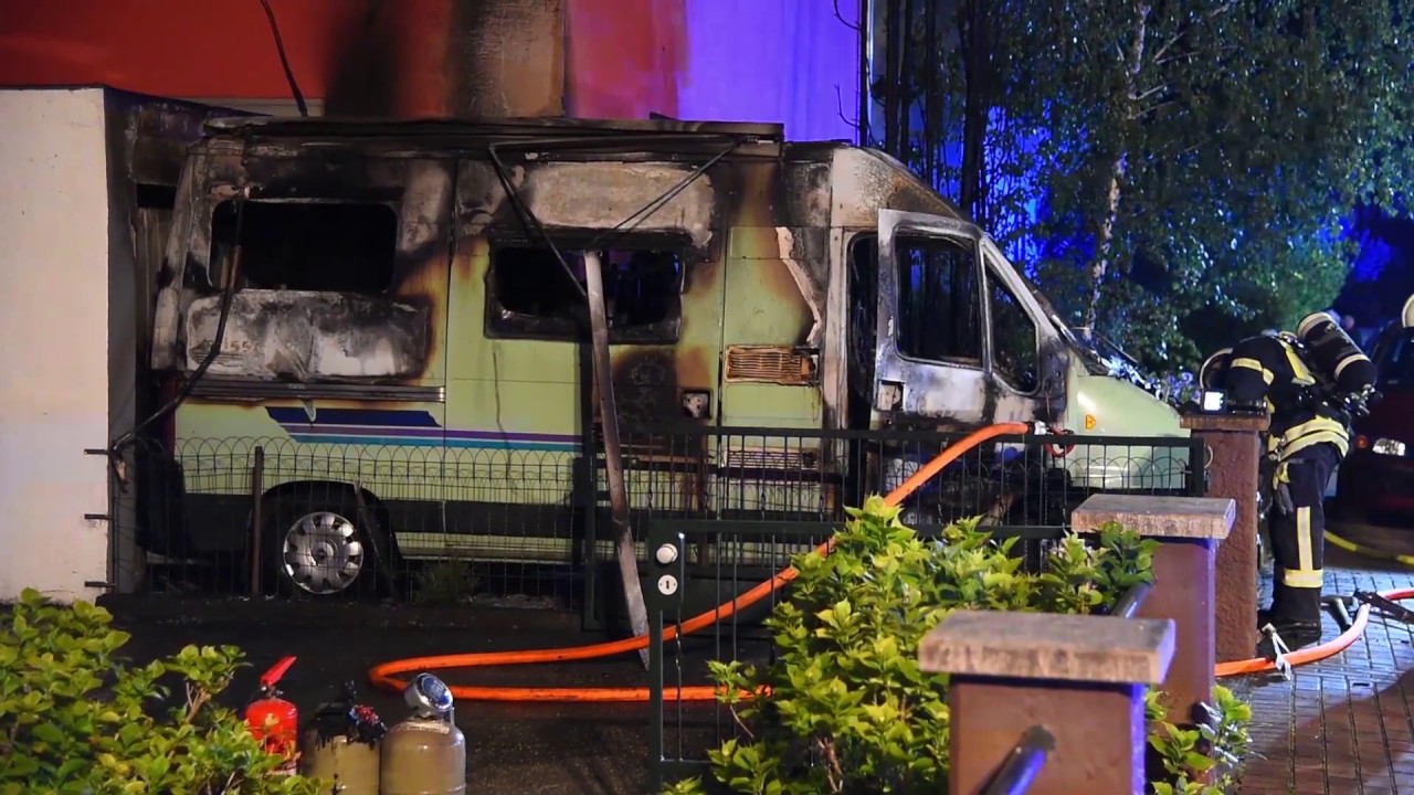 Einsatz in Edingen-Neckarhausen: Wohnmobil steht mitten in der Nacht in Flammen