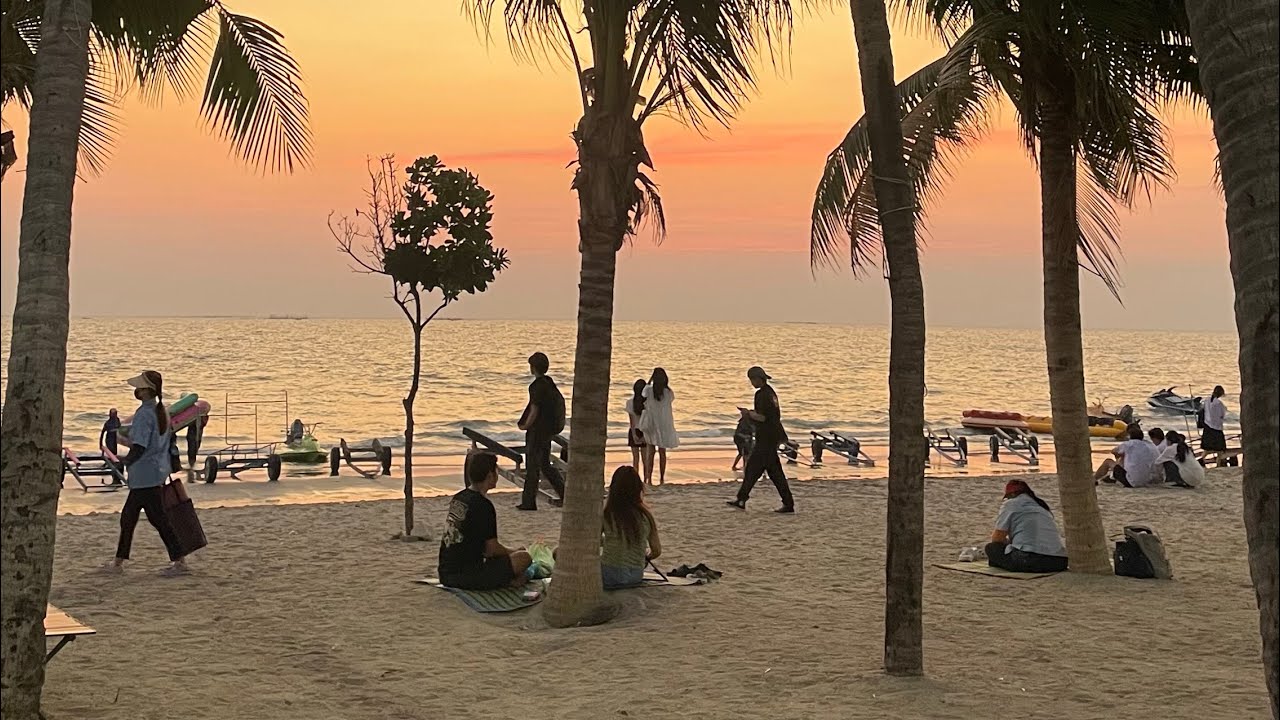 The evening atmosphere at Bangsaen Beach and the Bangsaen night market, Park In Market, Thailand 🇹🇭