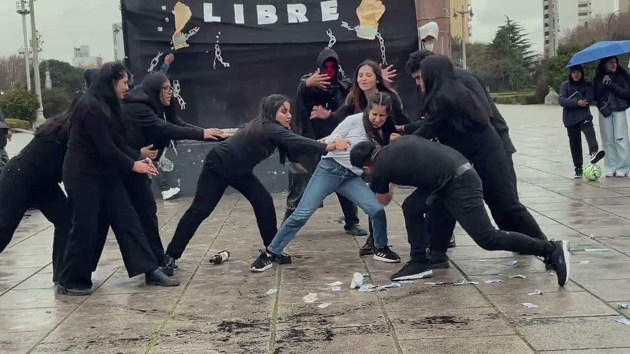 LIBÉRAME - obra de teatro en plaza moreno