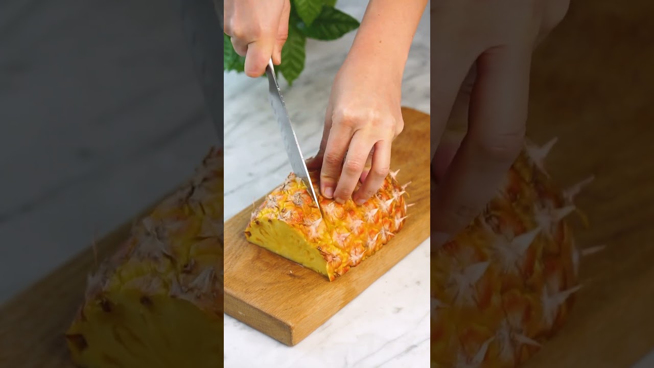 Самый простой способ нарезки ананаса на новогодний стол 💚 от ВкусВилл #shorts