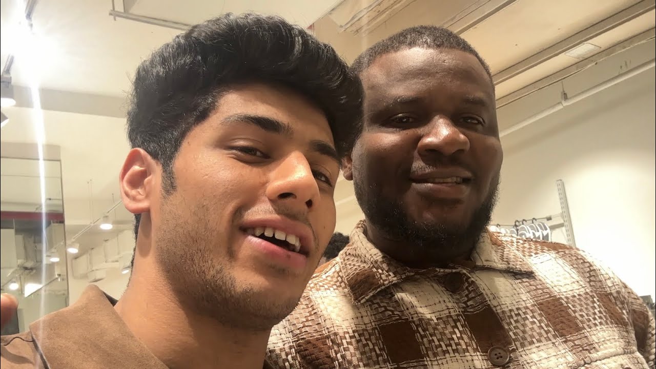 Meeting foreigners in mall👍🏻