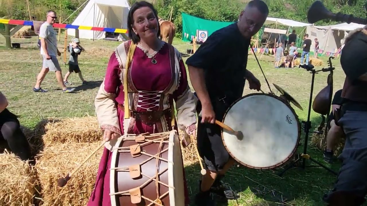 Hinterhof & Trisha v. Bathory - mittelalterliche Geburtstagsgr&uuml;&szlig;e  (bitte nicht zu ernst nehmen 😁