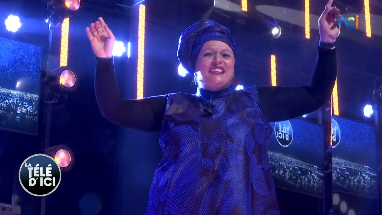 Samia Orosemane sur le sc&egrave;ne de La T&eacute;l&eacute; d'Ici parle des Ivoiriens