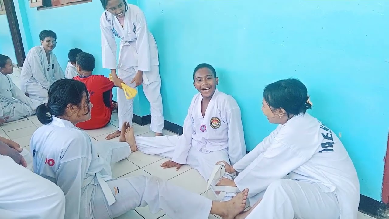 Latihan Split Taekwondo √√ Ekskul SMP Paulus Abepura